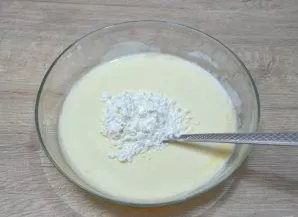 Pour in the starch and the remaining vanilla sugar, stir until smooth.