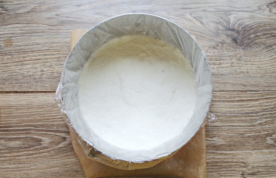 Spread the remaining coconut mass on the almond layer, press and smooth. Place in the refrigerator for 12 hours.