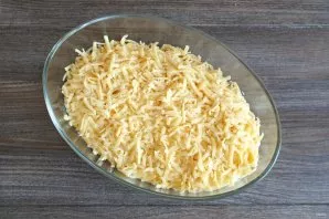 Grate the second part of the dough on a layer of filling. Spread evenly to cover all the cottage cheese.