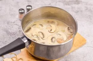 Serve the finished soup immediately. When serving, steamed rice, chili, spicy sauce can be added.