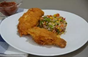 Serve crispy chicken with vegetables and sauce. Very tasty, will not remain indifferent. Delicious!