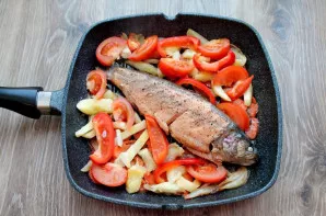 Turn the fish over and simmer covered for another 7 minutes. Then transfer the fish to a plate, arrange the vegetables, herbs and serve.