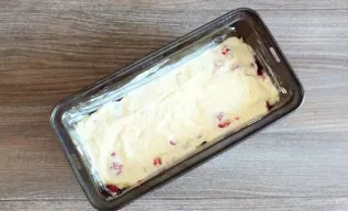 Place the rest of the dough on the raspberry layer. Smooth out. Put the cake in the oven, heated to 170 degrees, for 50 minutes.