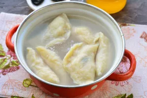 Boil water in a saucepan, add salt, add dumplings, stir and cook for 3-4 minutes.