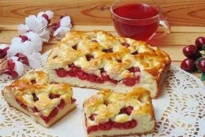 Remove the prepared cake from the mold, cover with a towel and let cool. Then chop and serve.