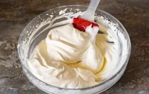 Stir these ingredients at low speed with a blender until they are completely mixed  a gentle, homogeneous cream is obtained.