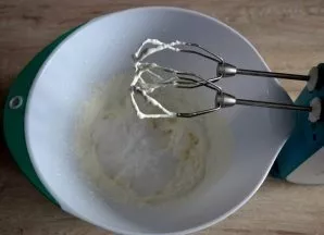 Beat the cold cream until fluffy, add icing sugar.