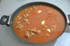 Pour broth or boiling water with tomato paste.