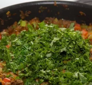 Finally, add the chopped parsley, mix and remove from the heat. The filling is ready.