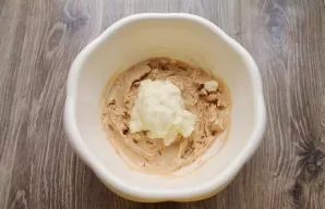 When whipping, gradually pour in the cream at room temperature. The cream should become homogeneous and lush.