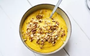 Put the pumpkin mixture from a blender bowl in a bowl, add finely chopped nuts to it and mix everything. The filling is ready.