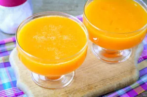 Pour the pumpkin-gelatin mass into bowls and put in the refrigerator for a couple of hours to languish.