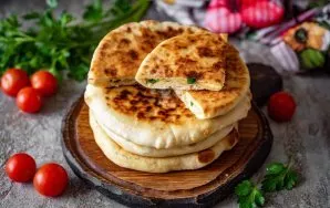 Put the prepared patties with cheese in a pile on a plate, grease each with a piece of butter and serve.