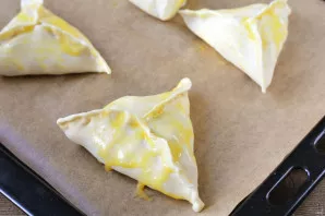 Lubricate the sams with egg yolk.