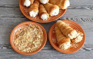 Cover the part of the cream protruding from the roll in the cut leftovers of the baked dough. (We cut them in point 7).