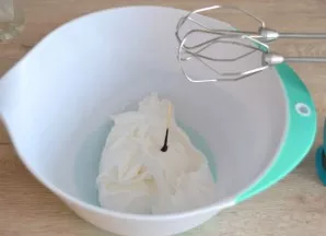 To the remaining 1/3 of the white mass on the tip of a toothpick, put a food dye of any color, I have lavender. Beat until smooth.