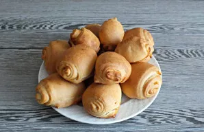 After the time has elapsed, remove the rolls from the oven and remove from the baking paper. Transfer and cool well.