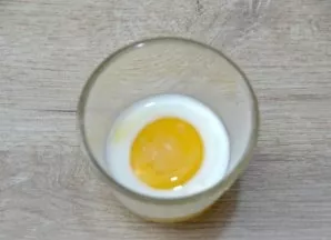 Prepare a mixture for applying cheesecakes before baking from egg yolk and 2 teaspoons of milk.