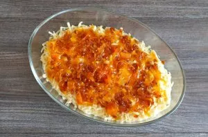 Apply jam to the dough, also leaving a small distance from the side of the mold.