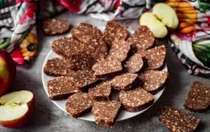 Cut the sloth into thin slices, put on a plate and serve.