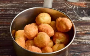 Put the donuts in it and mix everything gently.