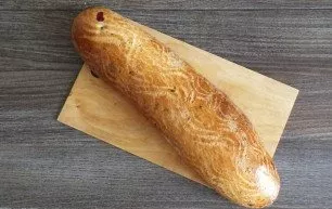 Transfer the finished roll to a table and cool it well. Then you can serve it to the table.