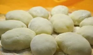 Do the same with the rest of the dough and filling.