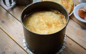 Thus lay out all the pancakes and cream, and put the form with the future cake in the refrigerator for at least 4 hours.