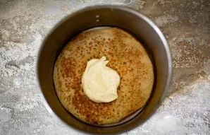 Put baking paper on the bottom of the spring-shaped form (I have a diameter of 16 cm) and start collecting the pancake cake - put the fir...