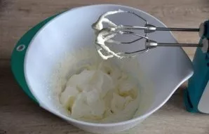 Add sour cream, beat cream with sour cream.