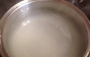 Add salt to the pot with boiling water and pour the starch solution in a thin stream while stirring. Must be obtained as a liquid kisiel.