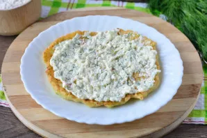 Grease all zucchini cakes with cheese filling.