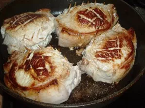 Cover with a lid and fry over low heat until cooked. Then remove the lid and fry the meat until golden brown.