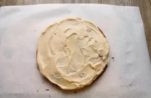 Grease the cake with cream and put the cakes on top of each other.