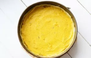 Put the whole pumpkin filling on a previously prepared crumbly dough base and level it with a spoon.