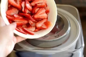 5 minutes before the end of the preparation of ice cream (most often the process takes about 25 minutes), add the prepared strawberries t...
