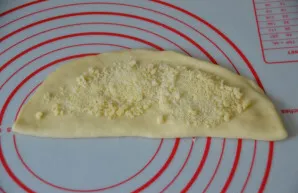 Cover with the other side of the dough and put the crumbs on top.