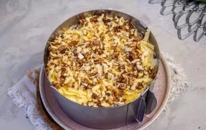 Dry the walnuts lightly in the oven or in a dry frying pan, then chop finely. Sprinkle with nuts on top of the cheese. Put the salad for ...