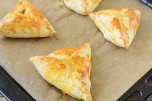 Bake the samsai for 12-15 minutes in the oven at 220-230 degrees.