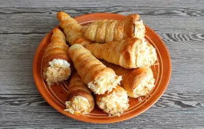 Leave the rolls with curd cream to stand at room temperature for 1 hour, then you can serve it.