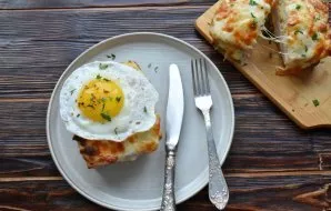 For a sandwich, cook an egg. Cook over low heat, without touching or stirring, without covering with a lid, for 5 minutes. Sprinkle salt ...