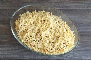 Grate the rest of the dough on top of the jam. Smooth out. Put the future cake for baking in an oven preheated to 180 degrees for 35-40 m...