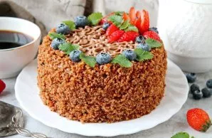 Crush the last part with a blender into crumbs and sprinkle the sides and edge of the cake. Decorate the top as you wish, I used berries,...