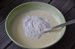 Add 2 tablespoons of flour to the yolk mass, stir so that there are no lumps.