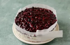 Put berries on top. Put in the refrigerator for 1 hour.