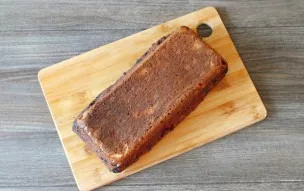 Then turn it over, remove it from the mold and leave it to cool on a board or plate.