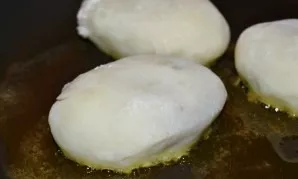 Heat the pan with a little vegetable oil. Place the pancake on a well-heated surface.