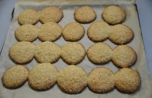 Bake cookies for 20-25 minutes at a temperature of 180 degrees.