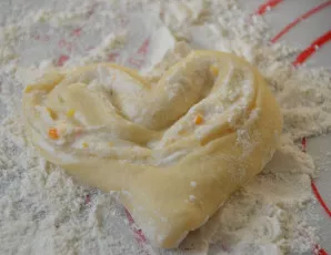Unroll the bun into a heart shape, dip in flour to ,,seal,, the bottom of the bun.