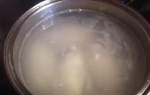 When it boils, lay out the carob. Cook for 20 minutes after boiling. Do not boil carob over very high heat!